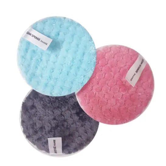 Close-up of the ultra-fine, plush microfiber loops on the MAANGE Makeup Remover Towel for gentle exfoliation.